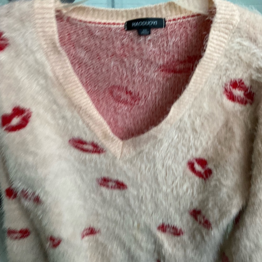 Fuzzy lip print v neck sweater